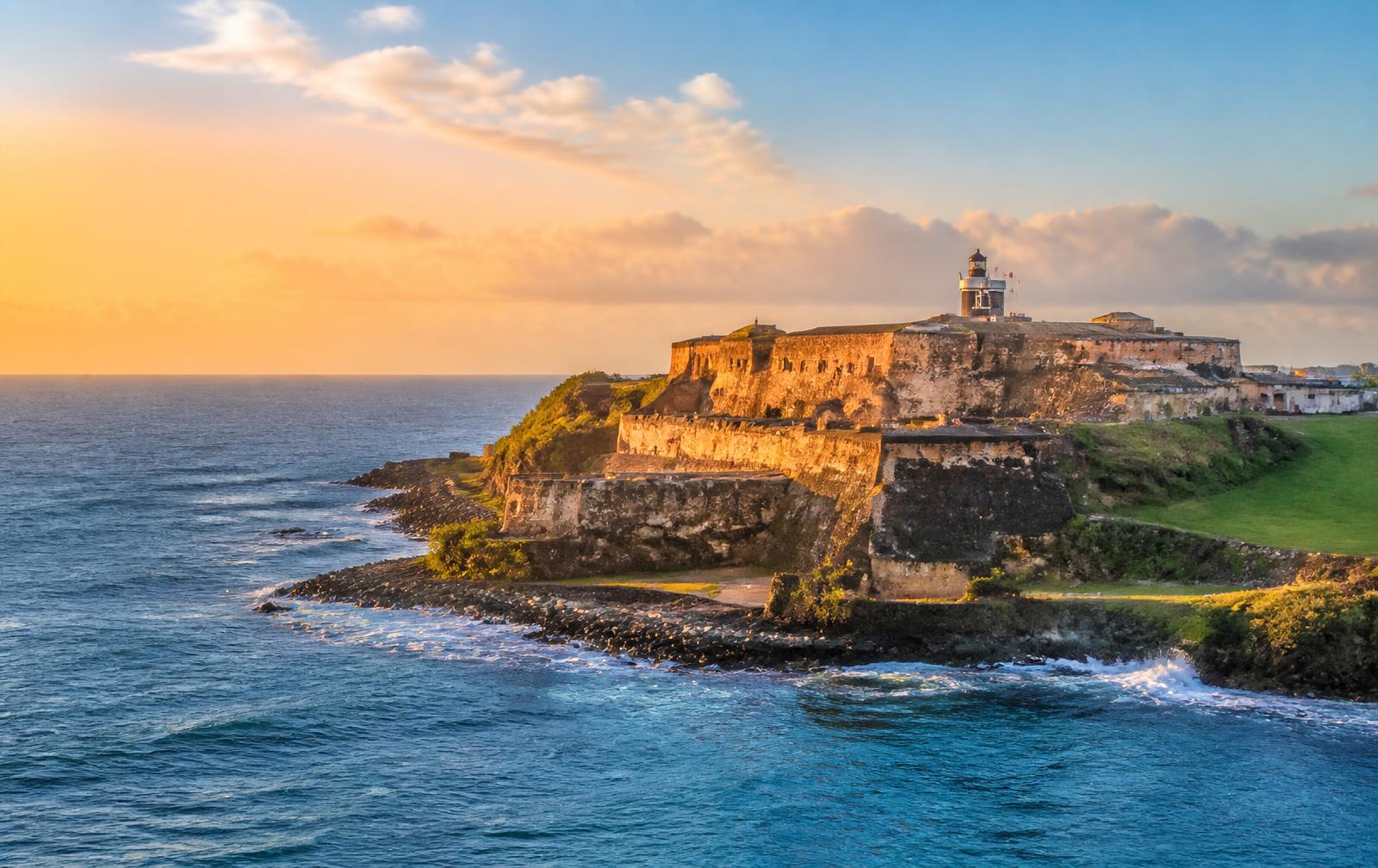 El Morro y la costa de San Juan al atardecer